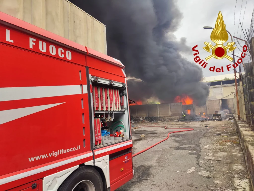 incendio catania oggi colonna fumo