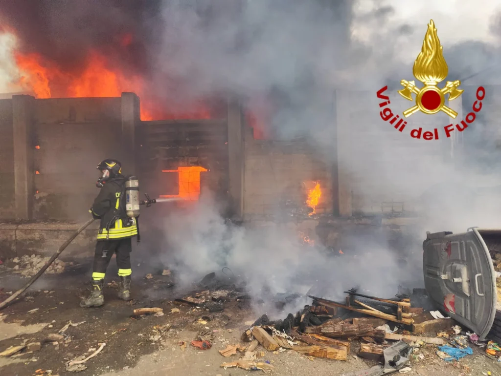 incendio catania oggi colonna fumo