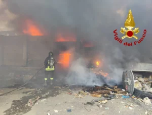 incendio catania oggi colonna fumo
