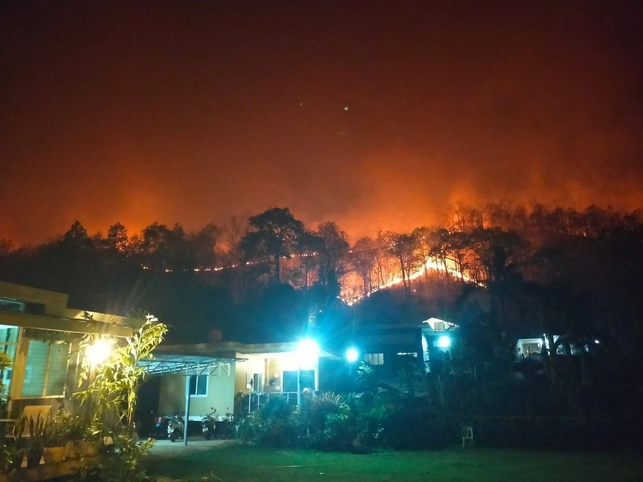 Terremoto e vasto incendio, doppia emergenza in Thailandia | FOTO e VIDEO