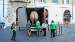 maiale gigante roma parlamento montecitorio