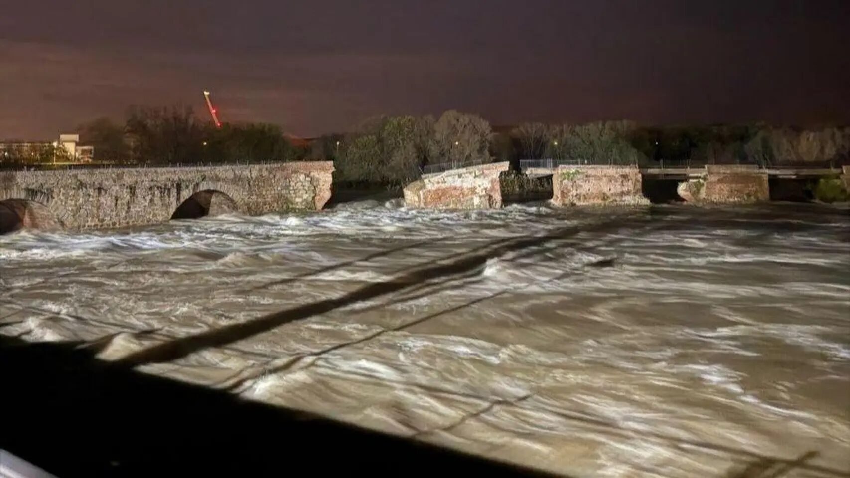 Maltempo Spagna: il ciclone Martinho si placa, ma si accende la polemica sul ponte “romano” crollato