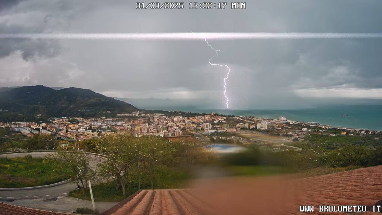 Maltempo Sicilia, temporale violentissimo tra le isole Eolie e Capo d’Orlando: allarme nello Stretto