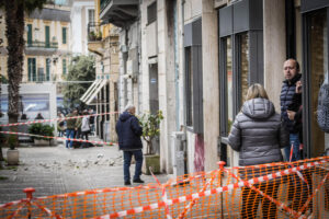 terremoto campi flegrei danni