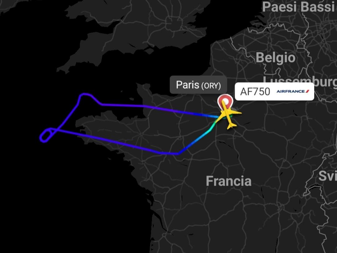 Passeggero perde lo smartphone a bordo, volo Air France rientra a Parigi dopo due ore dal decollo