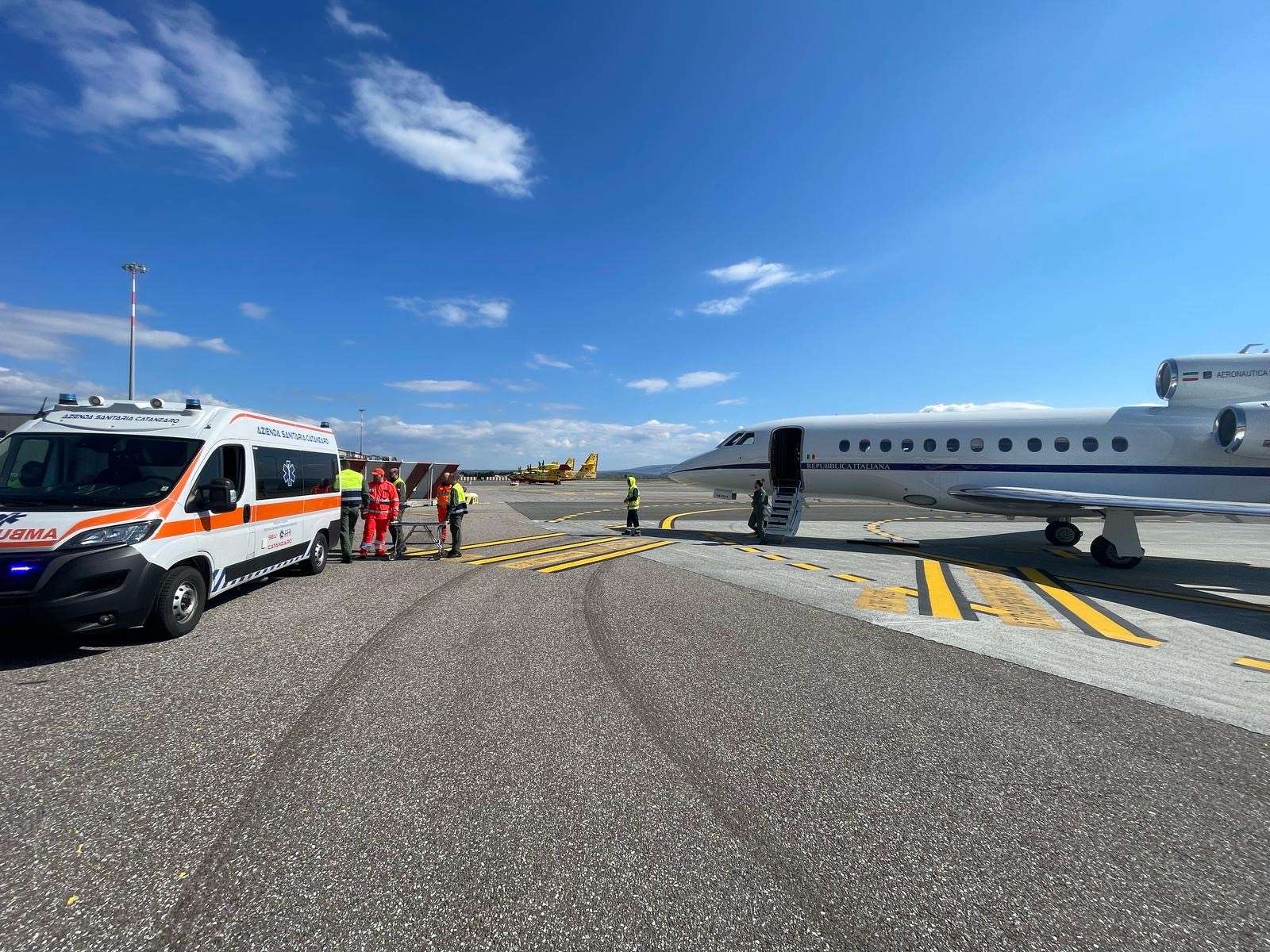 Neonato rischia di morire in Calabria: Falcon dell’Aeronautica Militare lo porta d’urgenza a Roma | FOTO