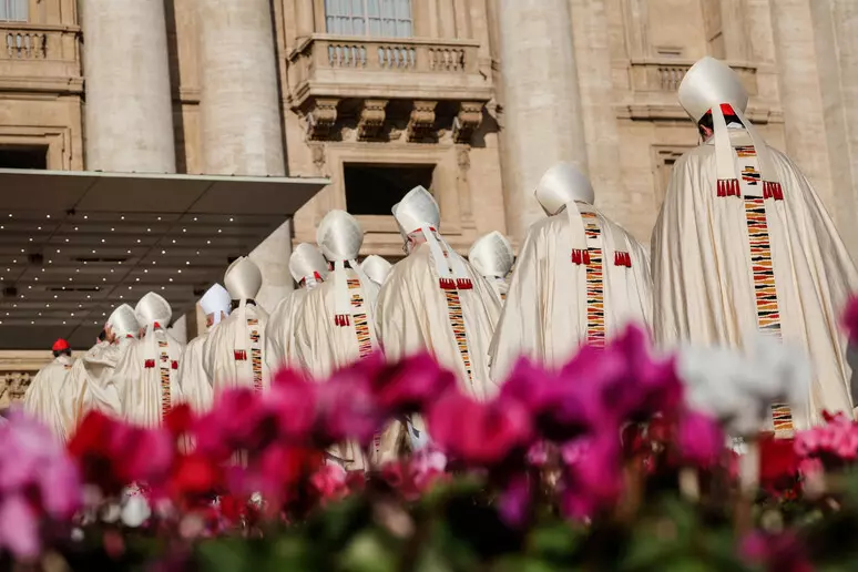 Cosa significa Conclave, Camerlengo, fumata bianca guida ai rituali secolari