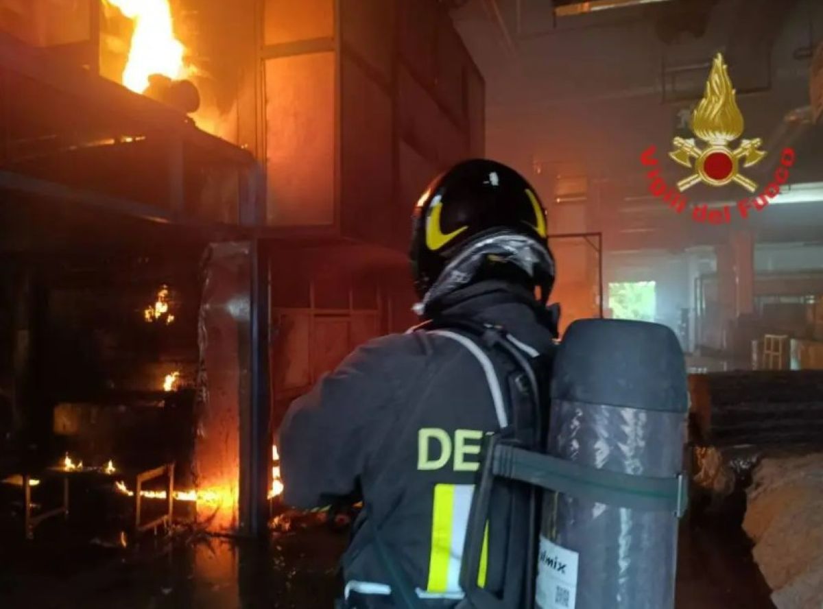 Vasto incendio in un capannone di plastica: intervento massiccio dei vigili del fuoco
