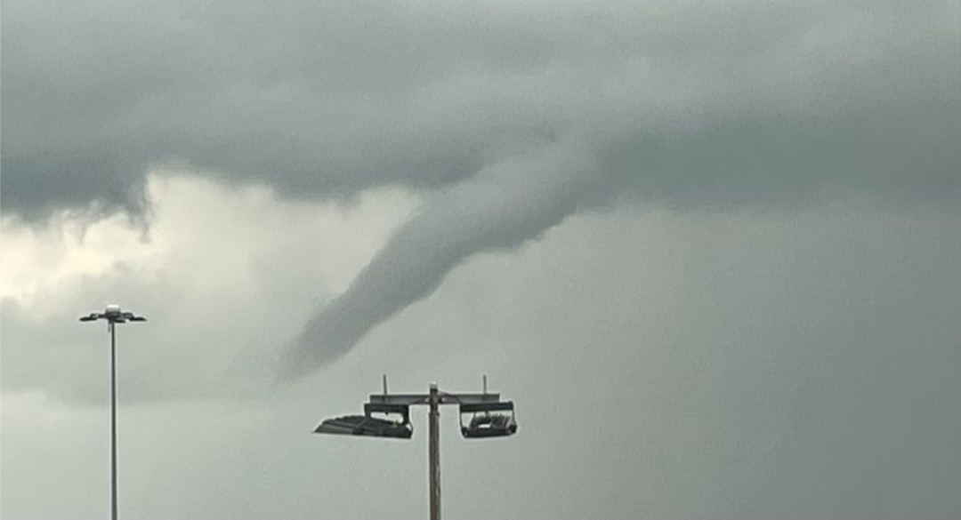 Spettacolare funnel cloud in Sicilia: differenze con un tornado e rischi reali