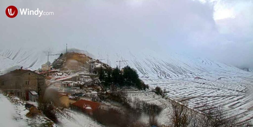 castelluccio di norcia neve umbria oggi