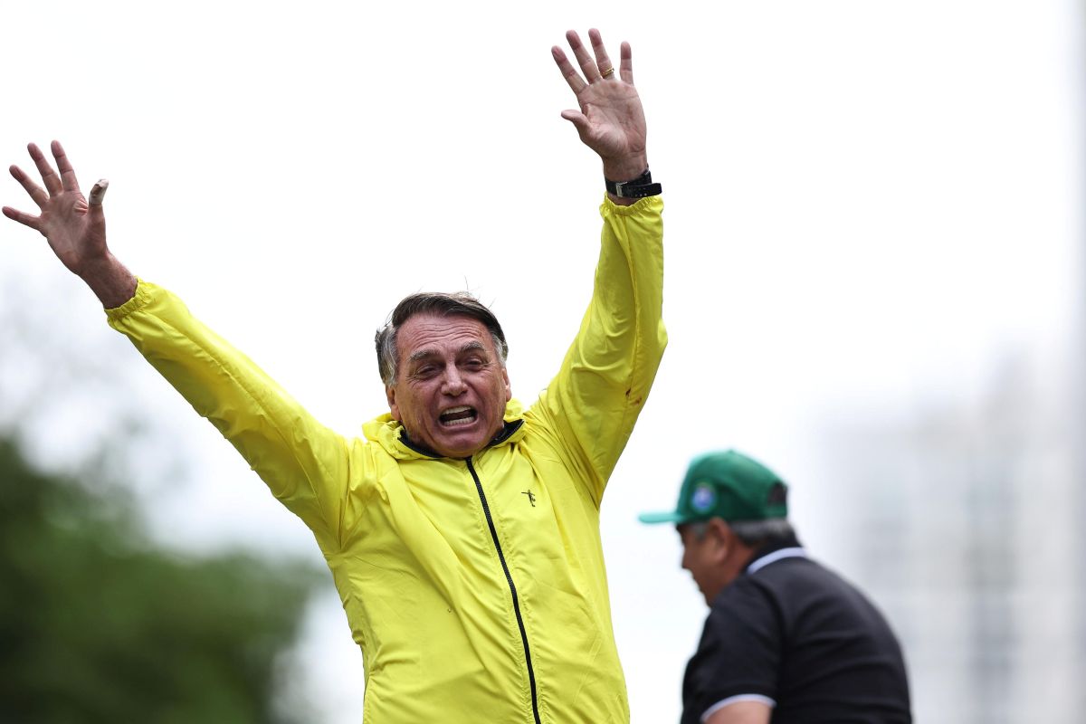 Come sta Bolsonaro dopo il malore? L’ex presidente trasferito a Brasilia