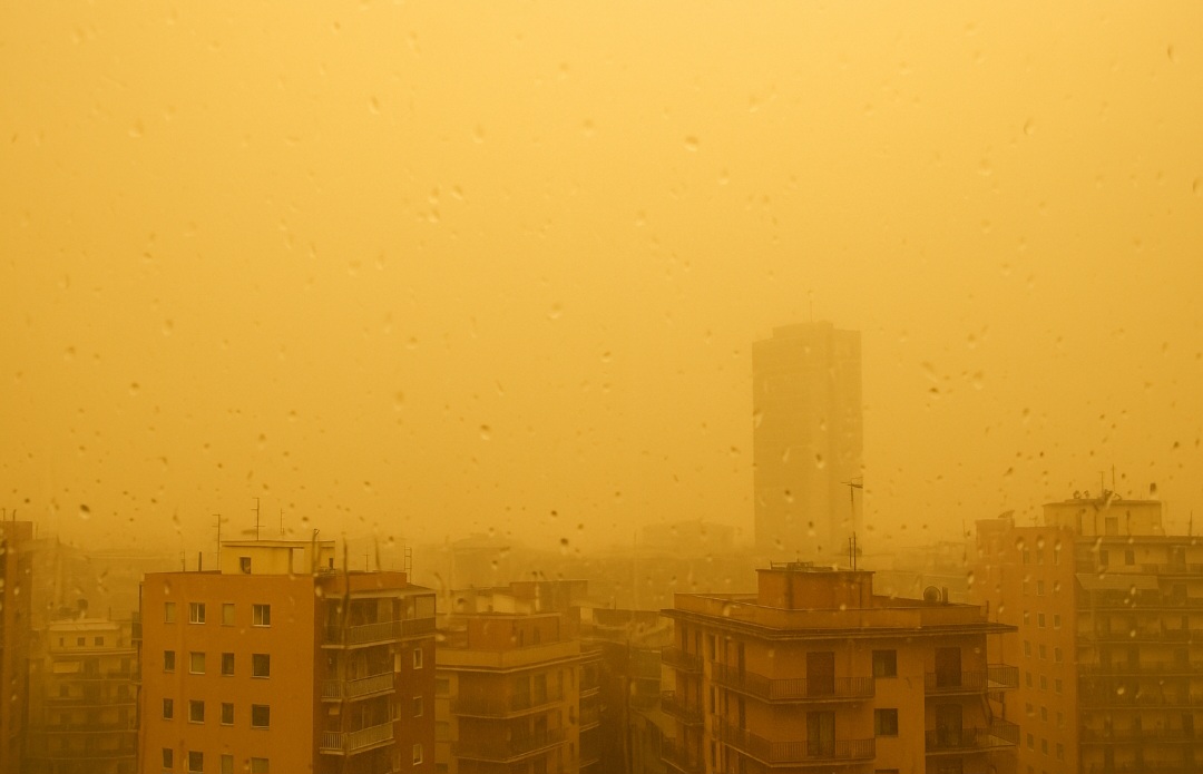 Allerta Meteo, sabbia sahariana sulla Settimana Santa: cielo giallo e pioggia sporca