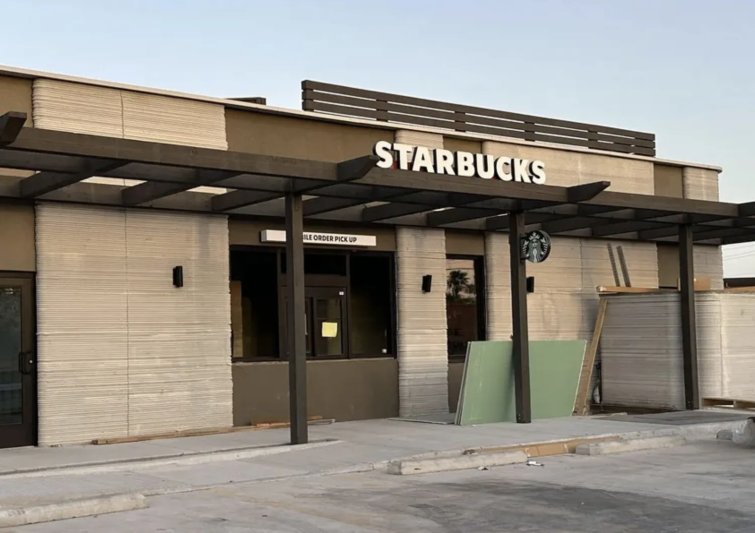 Il primo Starbucks stampato in 3D apre in Texas: rivoluzione nell’edilizia commerciale