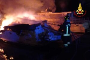 barca fiamme friuli