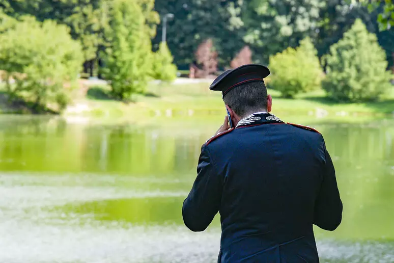 Giovane si tuffa in un laghetto e non riemerge: tragedia nel Ferrarese