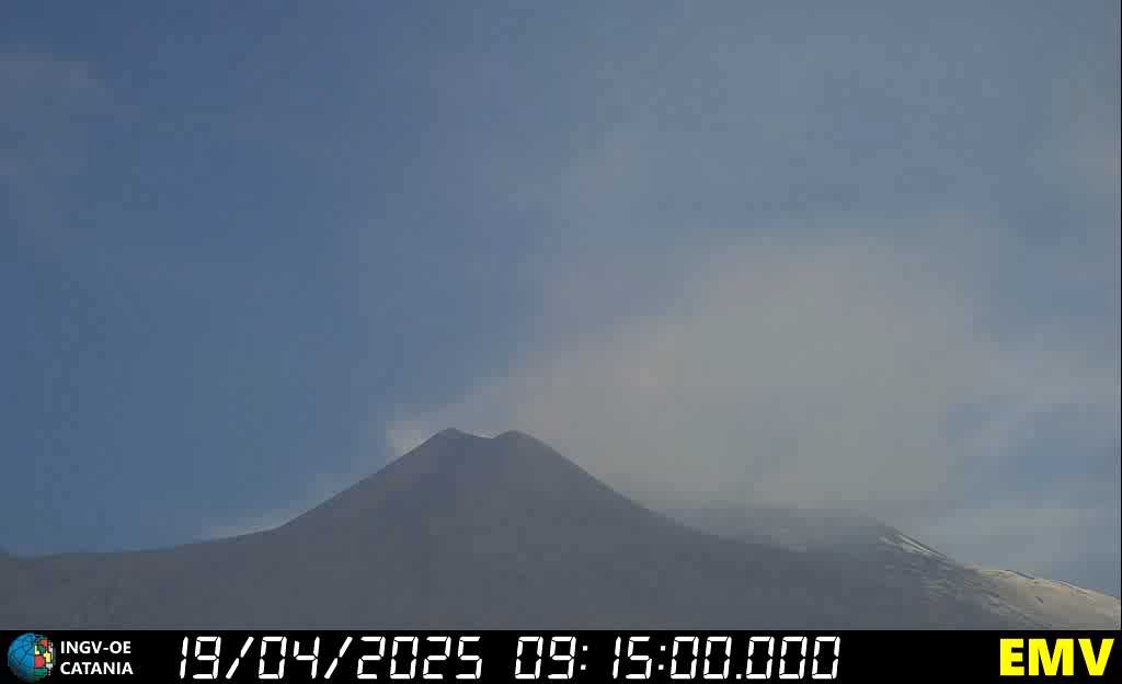 Etna: lieve emissione di cenere da crateri sommitali