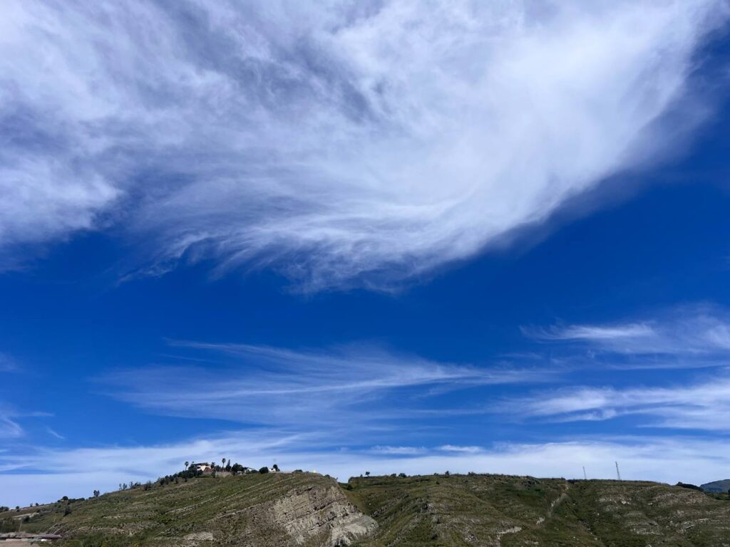 cirri cielo stretto di messina 19 aprile 2025