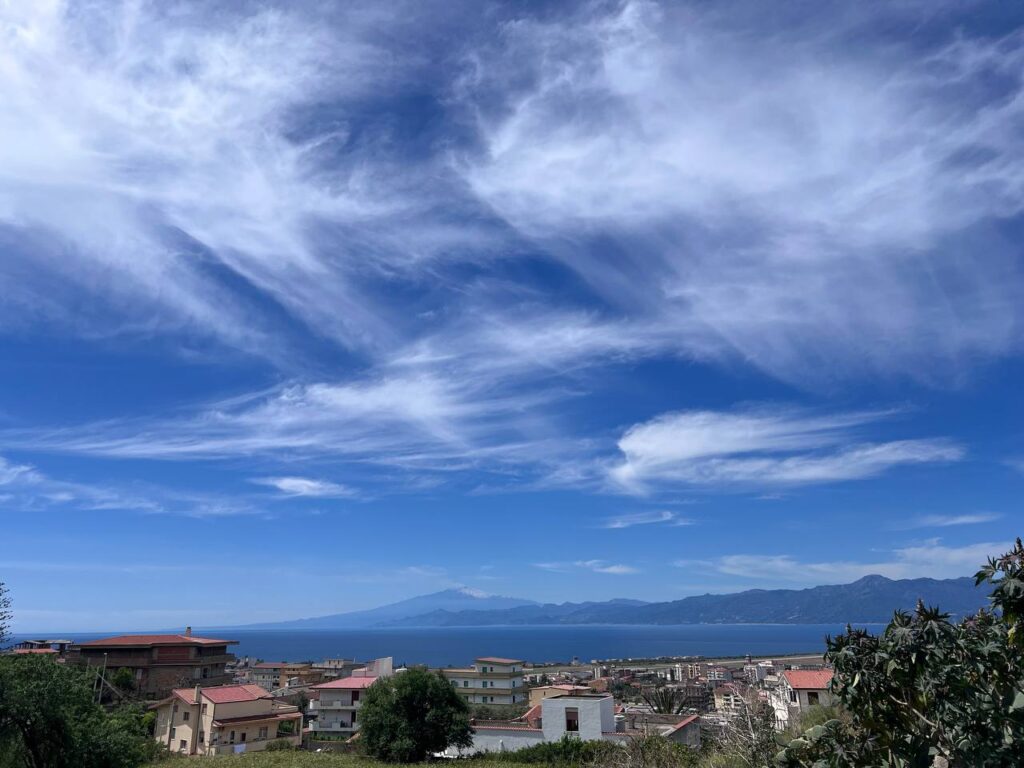 cirri cielo stretto di messina 19 aprile 2025