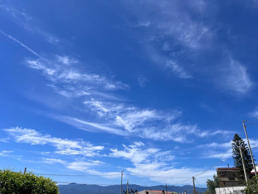 cirri cielo stretto di messina 19 aprile 2025