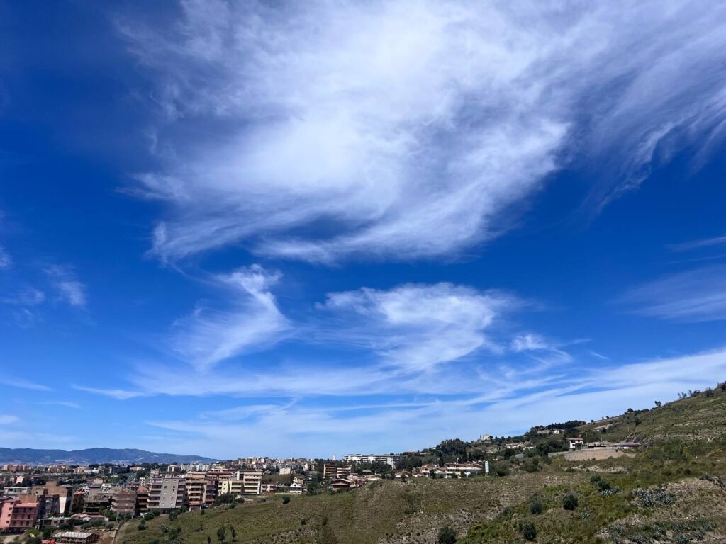 cirri cielo stretto di messina 19 aprile 2025