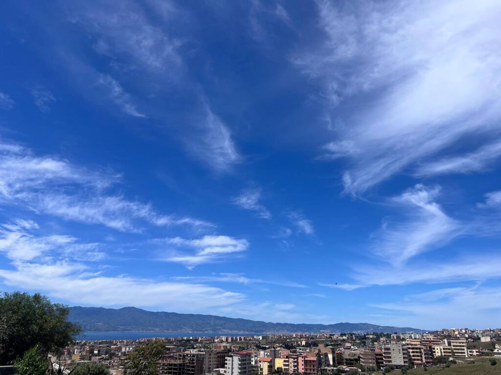 cirri cielo stretto di messina 19 aprile 2025
