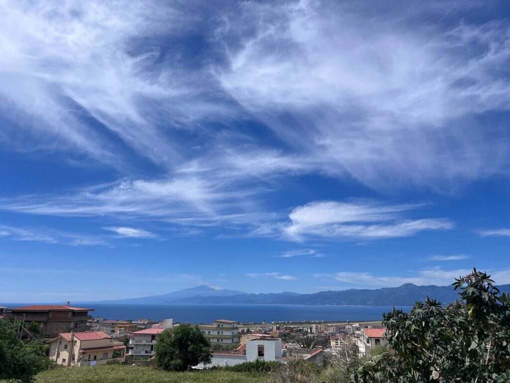 cirri cielo stretto di messina 19 aprile 2025