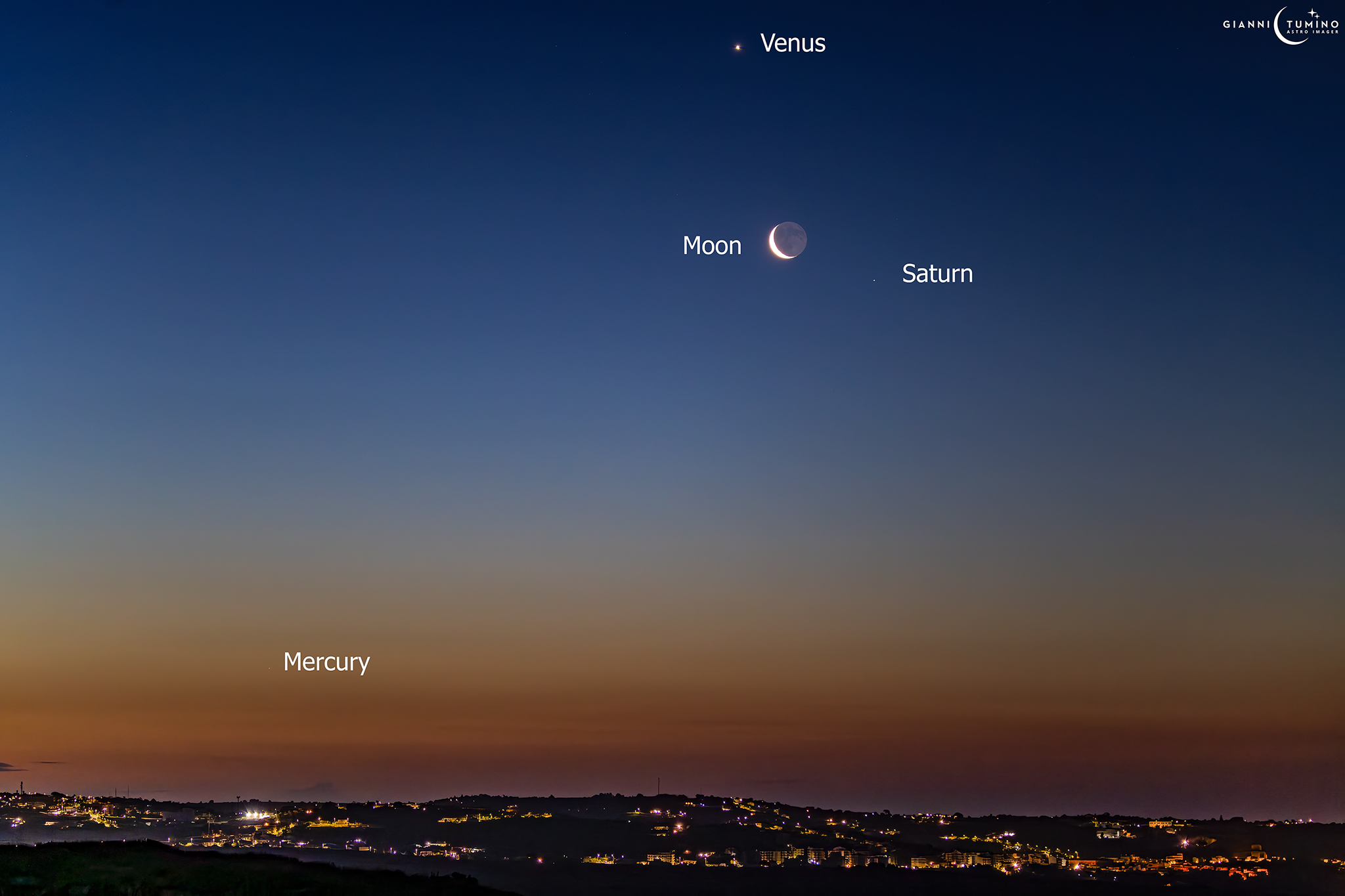 Trio celeste all’alba del 25 aprile: Luna, Venere e Saturno protagonisti | FOTO
