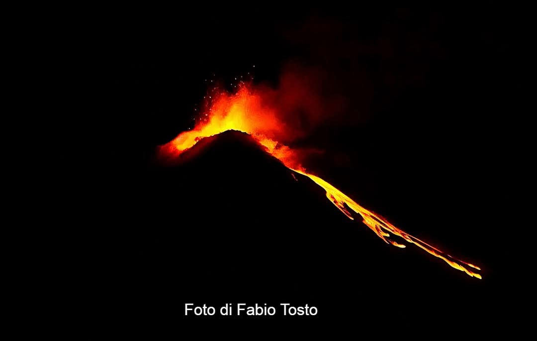 L’Etna dà spettacolo: l’eruzione vista da Gravina di Catania | FOTO