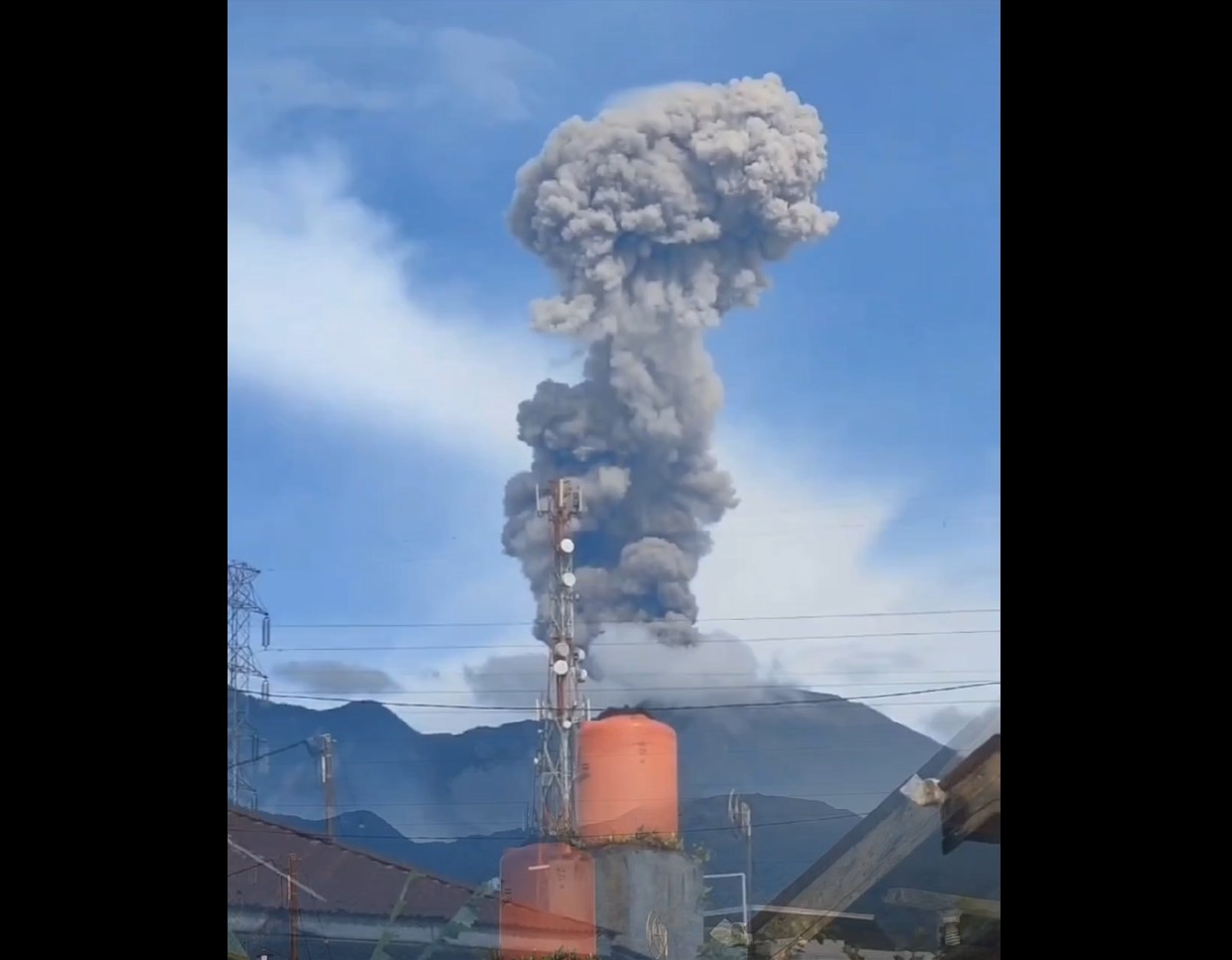 Erutta il Monte Marapi in Indonesia: enorme colonna di cenere dal vulcano | VIDEO