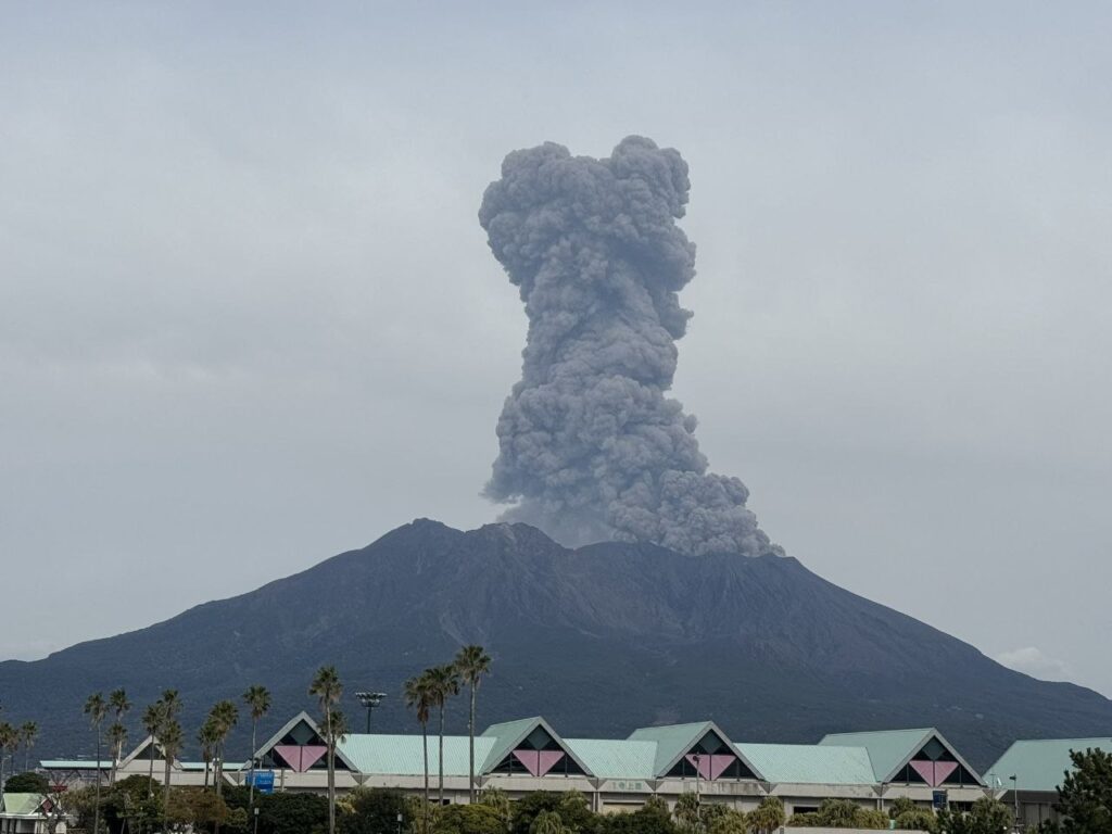 eruzione vulcano giappone sakurajima