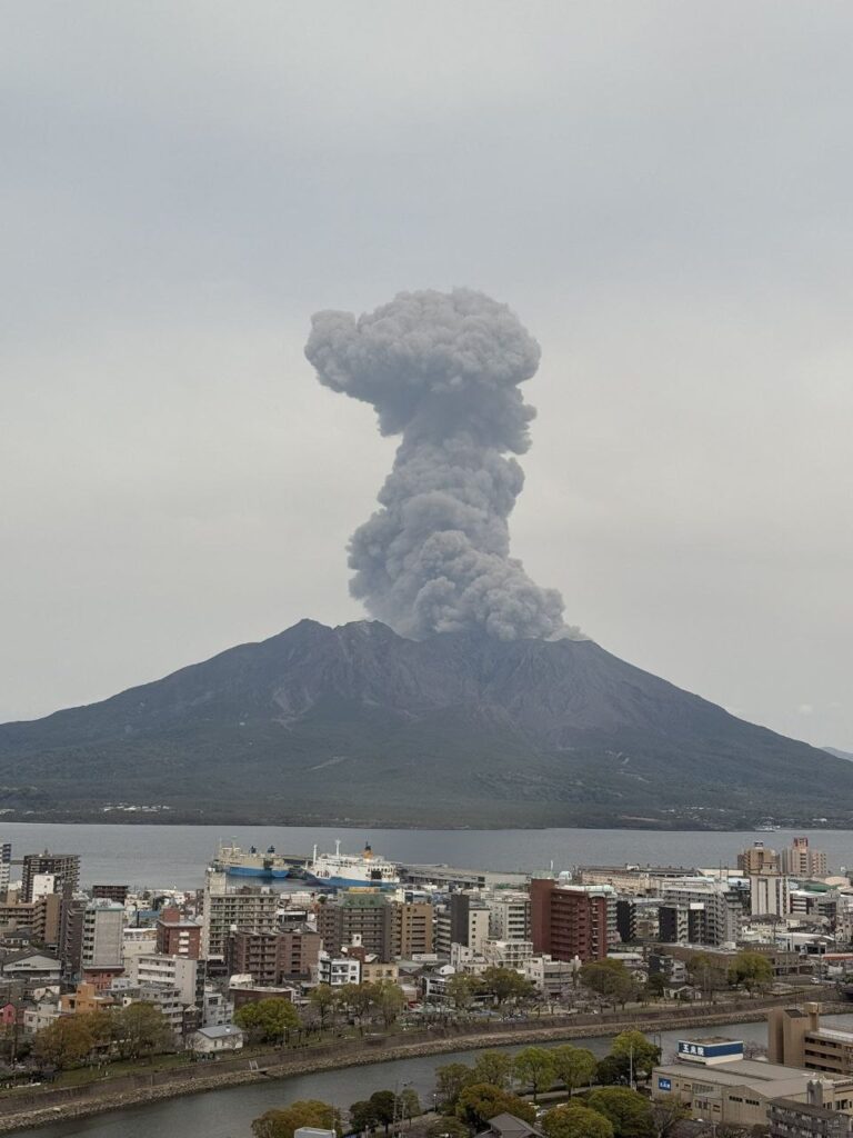 eruzione vulcano giappone sakurajima