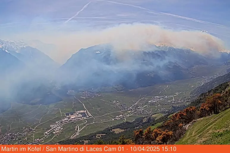 incendio agumes alto adige