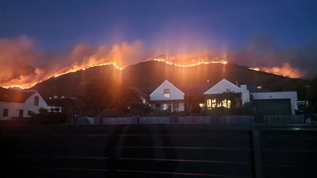 Enorme incendio a Città del Capo, 190 case evacuate: “è un Armageddon” | FOTO e VIDEO