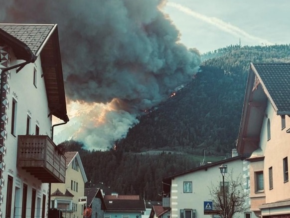 incendio prato allo stelvio val venosta