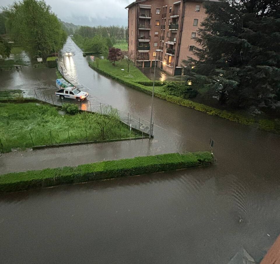 Maltempo Piemonte, allagamenti a Ivrea: la Dora Baltea fa paura, si teme l’esondazione | FOTO