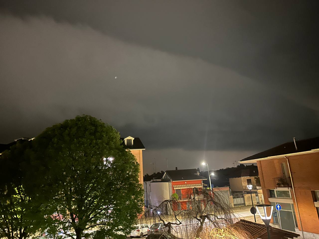 Maltempo Piemonte, temporali nella notte: Roll Cloud a Carignano | FOTO