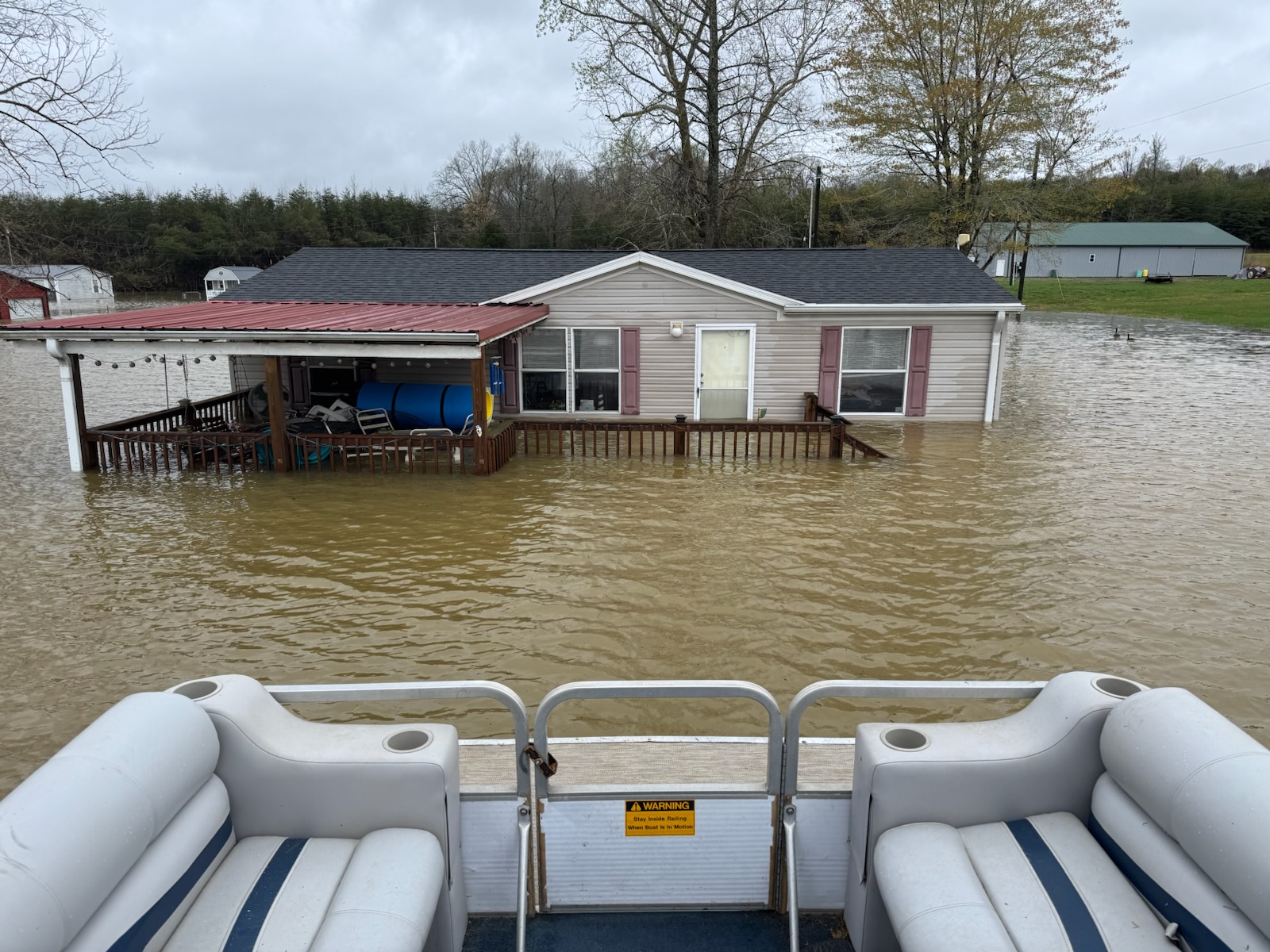 Maltempo USA, fiumi e alluvioni lampo minacciano comunità già in ginocchio: aumentano le vittime | FOTO e VIDEO
