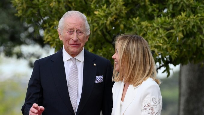 Meloni riceve Carlo III a Villa Doria Pamphilj, dal Re ammirazione per il Giardino Segreto