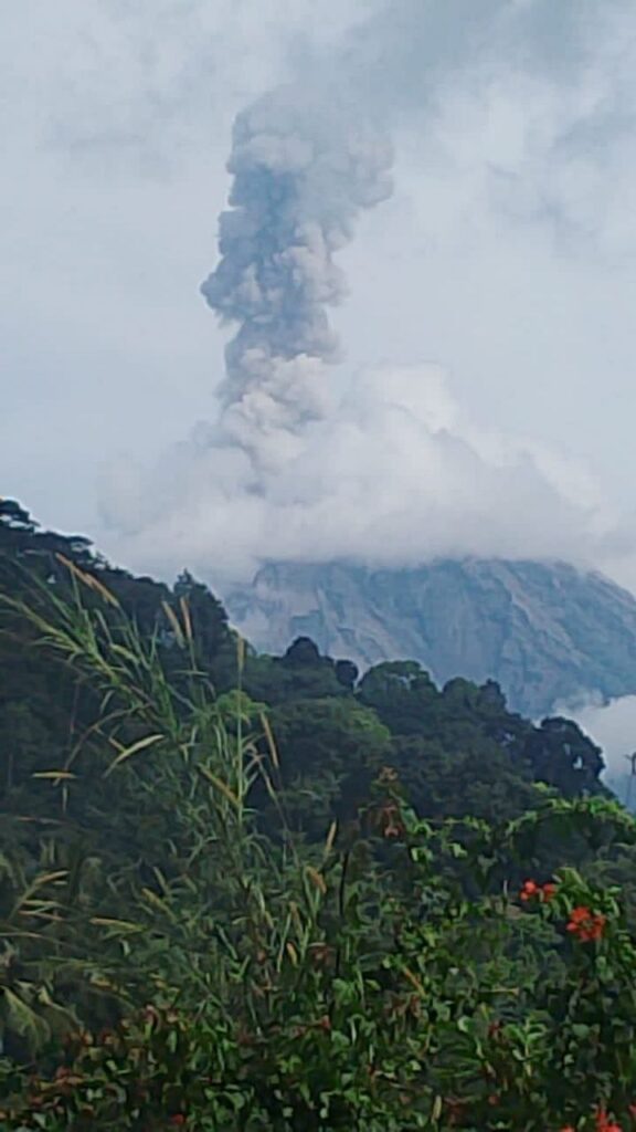monte semeru eruzione vulcano indonesia