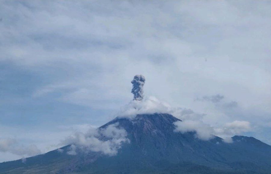 monte semeru eruzione vulcano indonesia