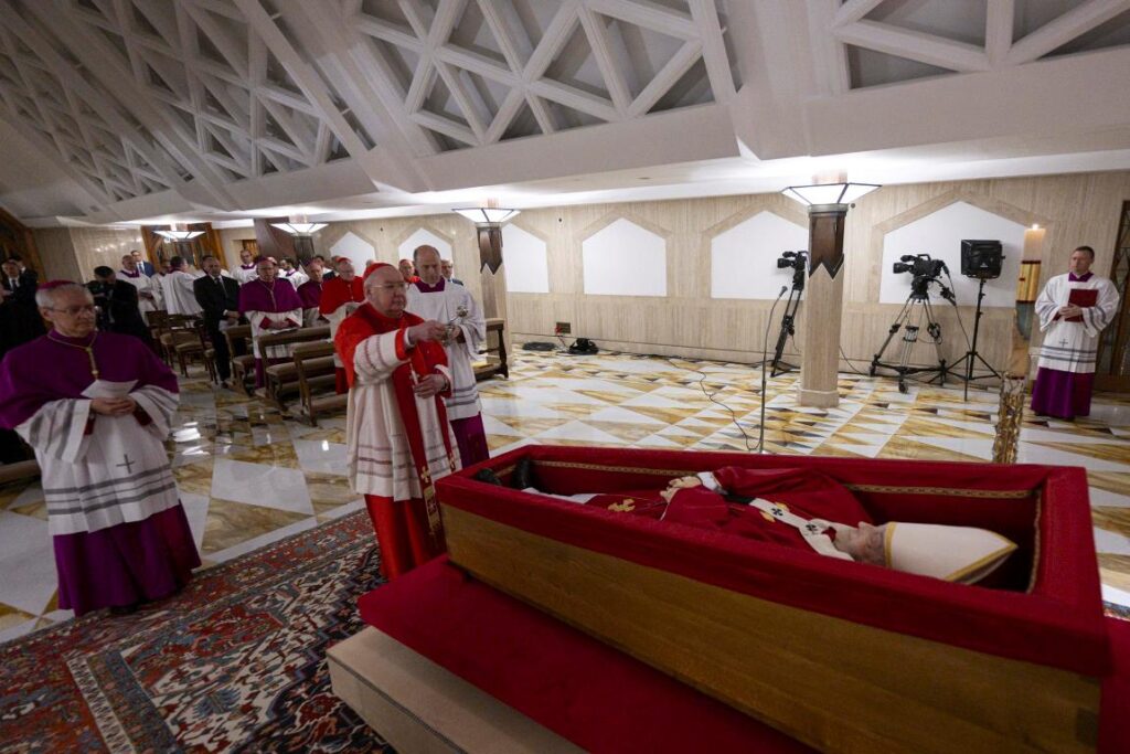 prima immagini foto papa francesco bara