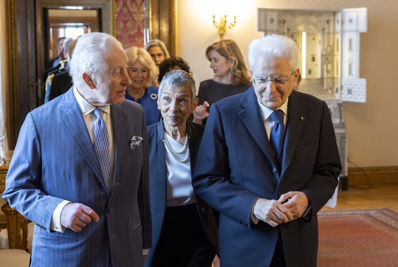 Re Carlo pianta un albero donato da Mattarella