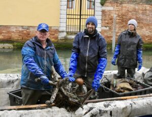 rifiuti canali venezia