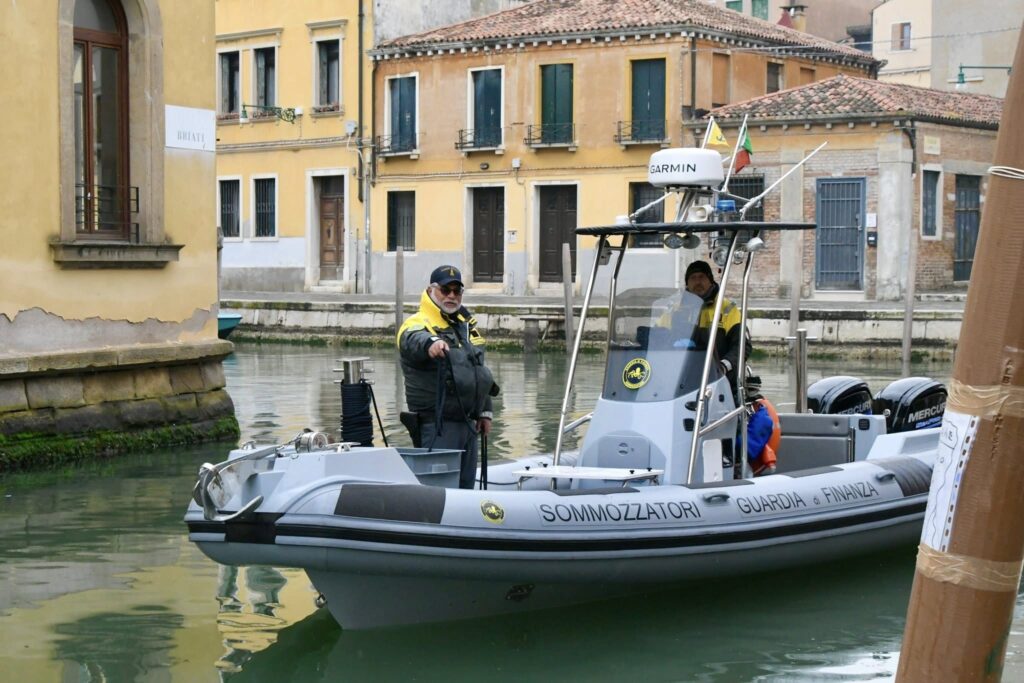 rifiuti canali venezia