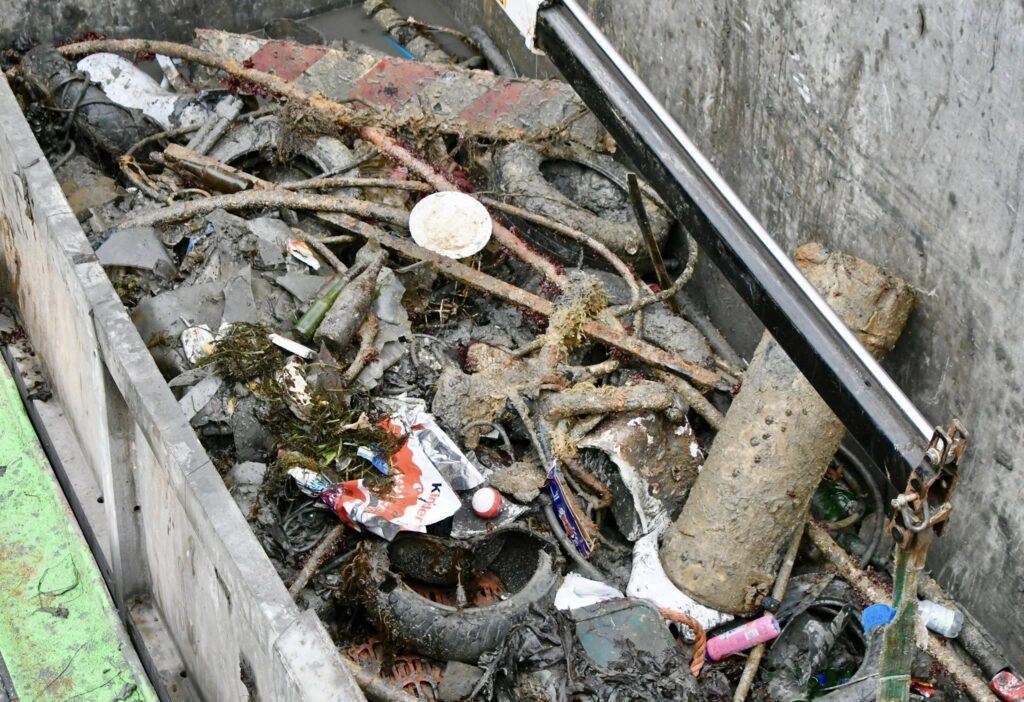 rifiuti canali venezia