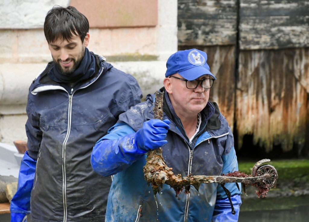 rifiuti canali venezia