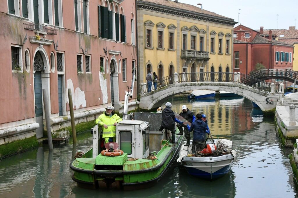 rifiuti canali venezia