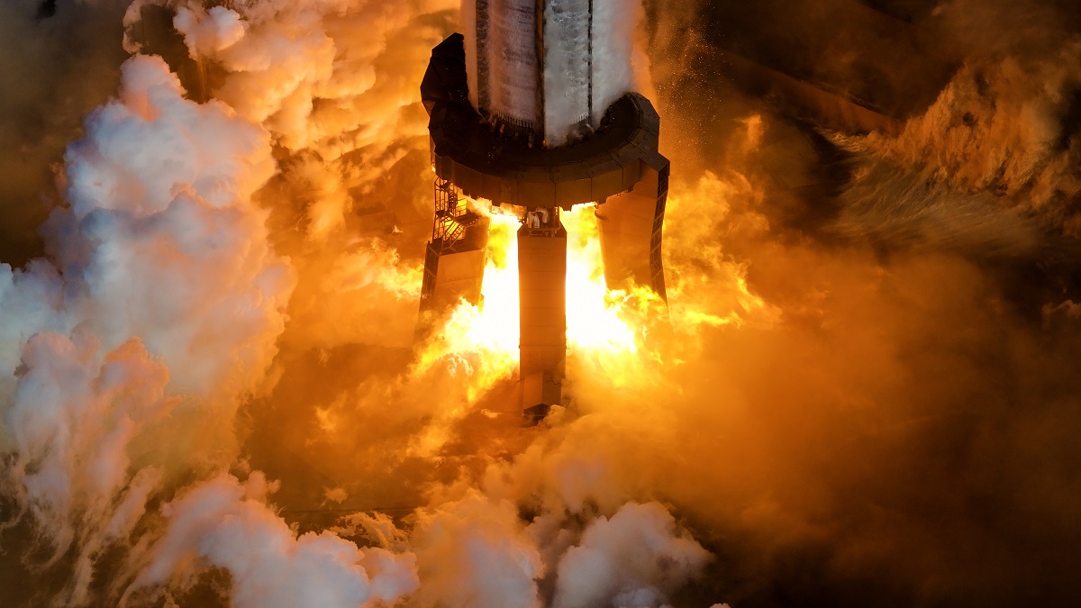 Il 9° lancio di Starship si avvicina: Super Heavy “usato” accende i motori | FOTO e VIDEO