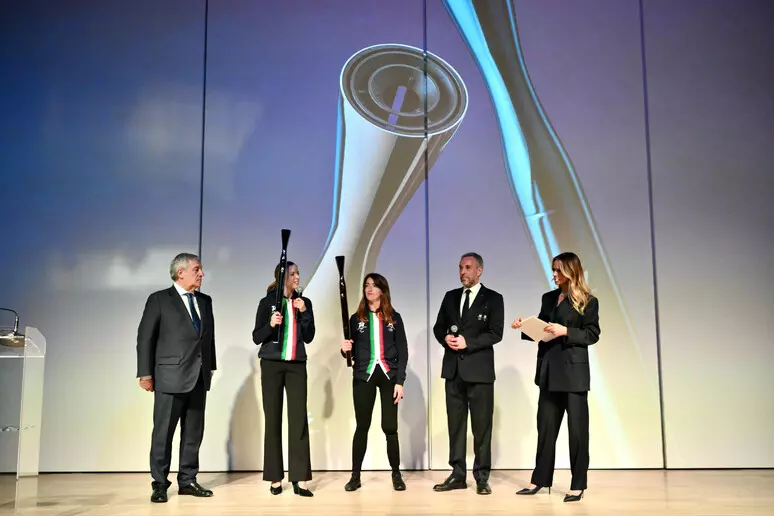 tajani torcia milano cortina