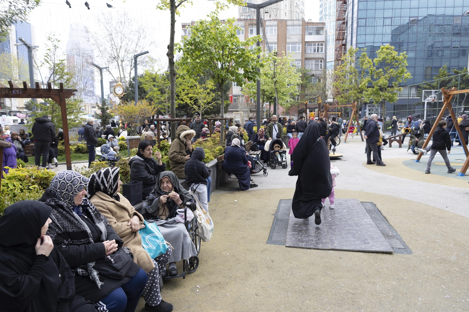 Terremoto Istanbul, almeno 151 feriti in ospedale: “si sono lanciati dalle finestre”
